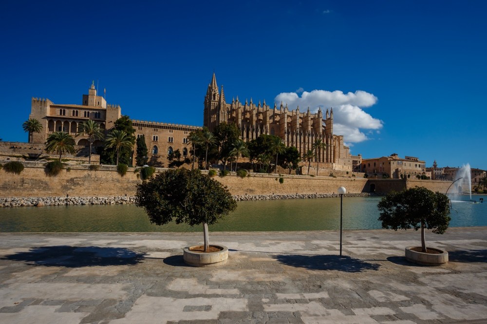 The picture shows the big cathedral of Palma de Mallorca from the seaside. 